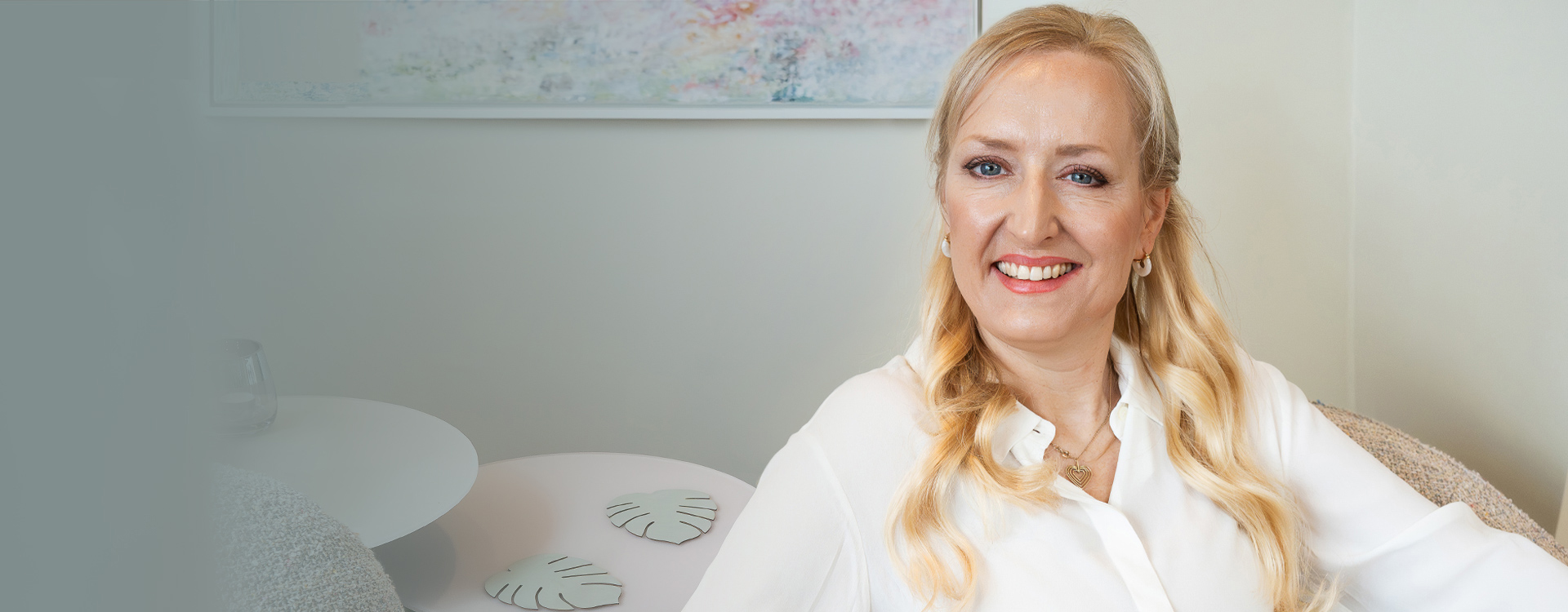 Diana Wünsch, Heilpraktikerin für Psychotherapie, lächelt herzlich in ihrem Therapieraum – einladende Atmosphäre in der Praxis Wünsch Therapie